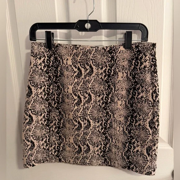 Free People Black and Cream Snake Print Mini Skirt
Size: 8 - Picture 3 of 10
